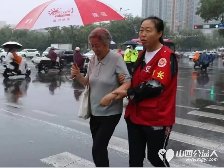 临汾市文明交通志愿者协会打造水厂十字志愿服务先锋岗组织志愿者在早晚高峰时段定点值守以持之以恒的志愿行动擦亮临汾的文明窗口 - 第2张 - 山西公益人 临汾市文明交通志愿者协会打造水厂十字志愿服务先锋岗组织志愿者在早晚高峰时段定点值守以持之以恒的志愿行动擦亮临汾的文明窗口 - 第2张