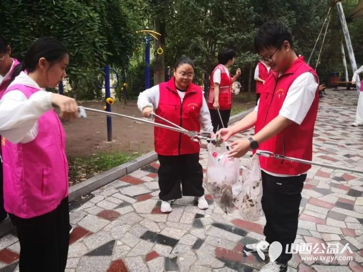 守护河湖保生态----文水县爱心帮扶志愿者协会组织返乡大学生志愿者开展返乡学子关爱河湖保护母亲河净滩护河系列志愿服务活动以青春力量践行生态文明理念 - 第4张 - 山西公益人 守护河湖保生态----文水县爱心帮扶志愿者协会组织返乡大学生志愿者开展返乡学子关爱河湖保护母亲河净滩护河系列志愿服务活动以青春力量践行生态文明理念 - 第4张