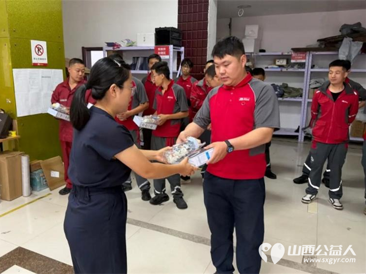 致敬城市奔跑者暖心慰问送清凉 小店区平阳路街道滨东社区携手辖区共建单位晋商银行平阳路支行开展夏日送清凉慰问活动为京东快递一线从业人员送上专属关爱与盛夏清凉 - 第2张 - 山西公益人 致敬城市奔跑者暖心慰问送清凉 小店区平阳路街道滨东社区携手辖区共建单位晋商银行平阳路支行开展夏日送清凉慰问活动为京东快递一线从业人员送上专属关爱与盛夏清凉 - 第2张