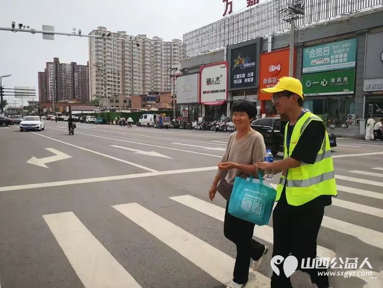 路口微光显担当文水青年志愿者绘就文明风景线----文水县爱心帮扶志愿者协会志愿者们分别值守文水县兴华路和金亿天街东门车流不息的十字街口维护路口通行秩序引导市民文明安全出行 - 第2张 - 山西公益人 路口微光显担当文水青年志愿者绘就文明风景线----文水县爱心帮扶志愿者协会志愿者们分别值守文水县兴华路和金亿天街东门车流不息的十字街口维护路口通行秩序引导市民文明安全出行 - 第2张