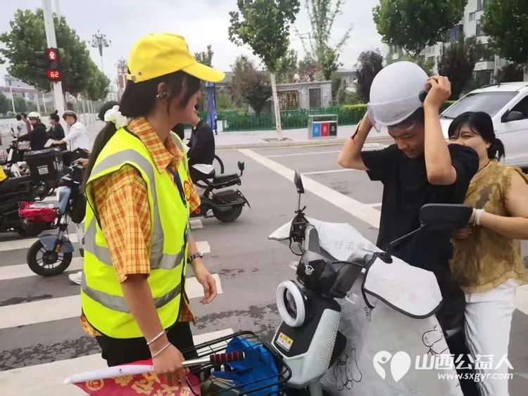 路口微光显担当文水青年志愿者绘就文明风景线----文水县爱心帮扶志愿者协会志愿者们分别值守文水县兴华路和金亿天街东门车流不息的十字街口维护路口通行秩序引导市民文明安全出行 - 第10张 - 山西公益人 路口微光显担当文水青年志愿者绘就文明风景线----文水县爱心帮扶志愿者协会志愿者们分别值守文水县兴华路和金亿天街东门车流不息的十字街口维护路口通行秩序引导市民文明安全出行 - 第10张