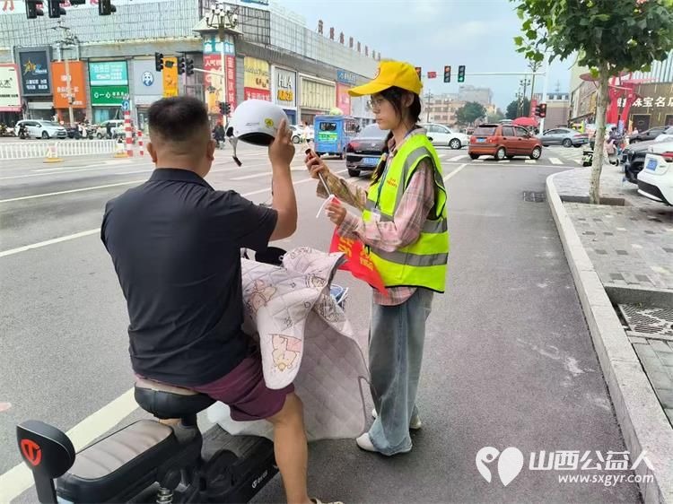 路口微光显担当文水青年志愿者绘就文明风景线----文水县爱心帮扶志愿者协会志愿者们分别值守文水县兴华路和金亿天街东门车流不息的十字街口维护路口通行秩序引导市民文明安全出行 - 第11张 - 山西公益人 路口微光显担当文水青年志愿者绘就文明风景线----文水县爱心帮扶志愿者协会志愿者们分别值守文水县兴华路和金亿天街东门车流不息的十字街口维护路口通行秩序引导市民文明安全出行 - 第11张