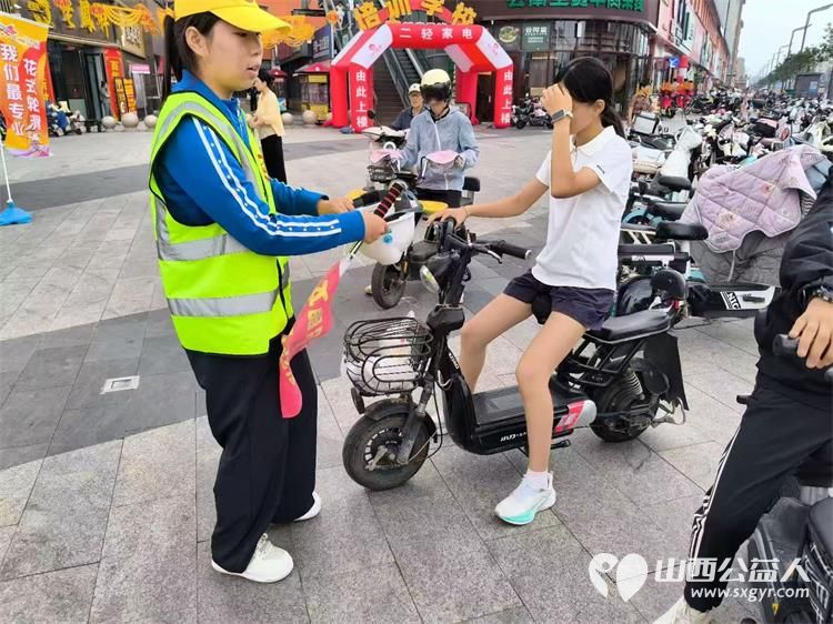 路口微光显担当文水青年志愿者绘就文明风景线----文水县爱心帮扶志愿者协会志愿者们分别值守文水县兴华路和金亿天街东门车流不息的十字街口维护路口通行秩序引导市民文明安全出行 - 第3张 - 山西公益人 路口微光显担当文水青年志愿者绘就文明风景线----文水县爱心帮扶志愿者协会志愿者们分别值守文水县兴华路和金亿天街东门车流不息的十字街口维护路口通行秩序引导市民文明安全出行 - 第3张
