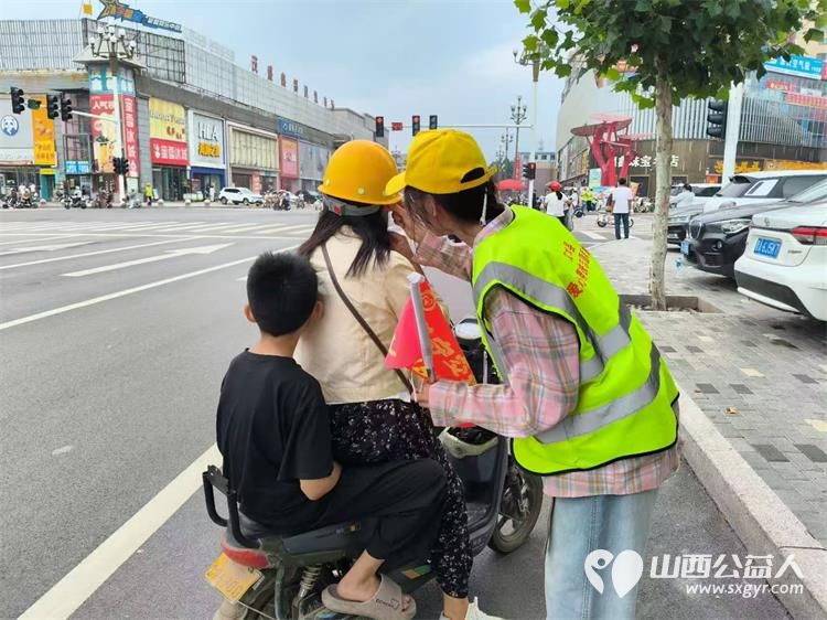 路口微光显担当文水青年志愿者绘就文明风景线----文水县爱心帮扶志愿者协会志愿者们分别值守文水县兴华路和金亿天街东门车流不息的十字街口维护路口通行秩序引导市民文明安全出行 - 第9张 - 山西公益人 路口微光显担当文水青年志愿者绘就文明风景线----文水县爱心帮扶志愿者协会志愿者们分别值守文水县兴华路和金亿天街东门车流不息的十字街口维护路口通行秩序引导市民文明安全出行 - 第9张