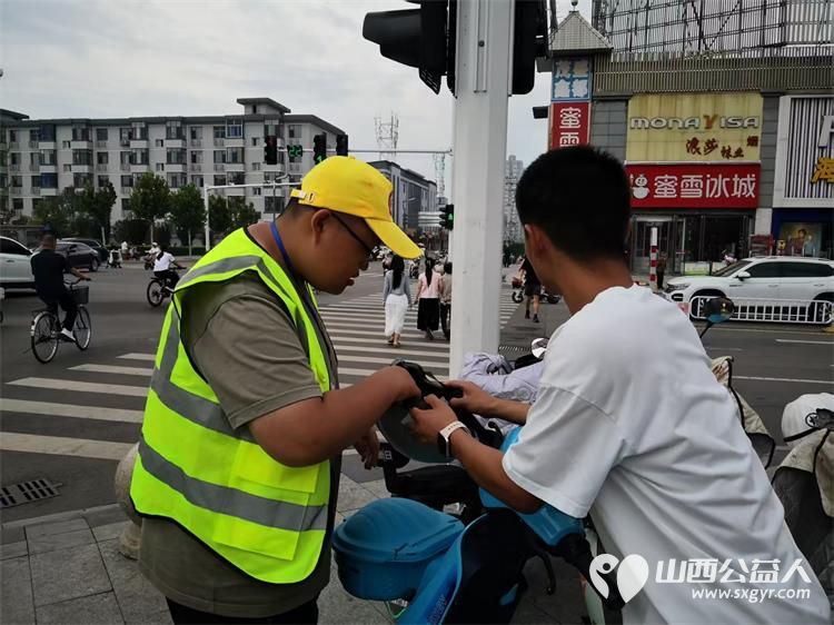 路口微光显担当文水青年志愿者绘就文明风景线----文水县爱心帮扶志愿者协会志愿者们分别值守文水县兴华路和金亿天街东门车流不息的十字街口维护路口通行秩序引导市民文明安全出行 - 第8张 - 山西公益人 路口微光显担当文水青年志愿者绘就文明风景线----文水县爱心帮扶志愿者协会志愿者们分别值守文水县兴华路和金亿天街东门车流不息的十字街口维护路口通行秩序引导市民文明安全出行 - 第8张
