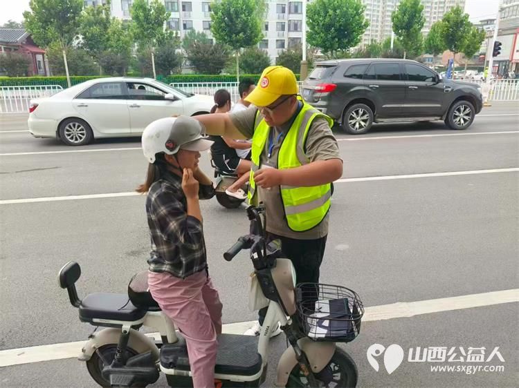 路口微光显担当文水青年志愿者绘就文明风景线----文水县爱心帮扶志愿者协会志愿者们分别值守文水县兴华路和金亿天街东门车流不息的十字街口维护路口通行秩序引导市民文明安全出行 - 第7张 - 山西公益人 路口微光显担当文水青年志愿者绘就文明风景线----文水县爱心帮扶志愿者协会志愿者们分别值守文水县兴华路和金亿天街东门车流不息的十字街口维护路口通行秩序引导市民文明安全出行 - 第7张
