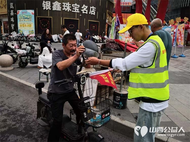 路口微光显担当文水青年志愿者绘就文明风景线----文水县爱心帮扶志愿者协会志愿者们分别值守文水县兴华路和金亿天街东门车流不息的十字街口维护路口通行秩序引导市民文明安全出行 - 第5张 - 山西公益人 路口微光显担当文水青年志愿者绘就文明风景线----文水县爱心帮扶志愿者协会志愿者们分别值守文水县兴华路和金亿天街东门车流不息的十字街口维护路口通行秩序引导市民文明安全出行 - 第5张