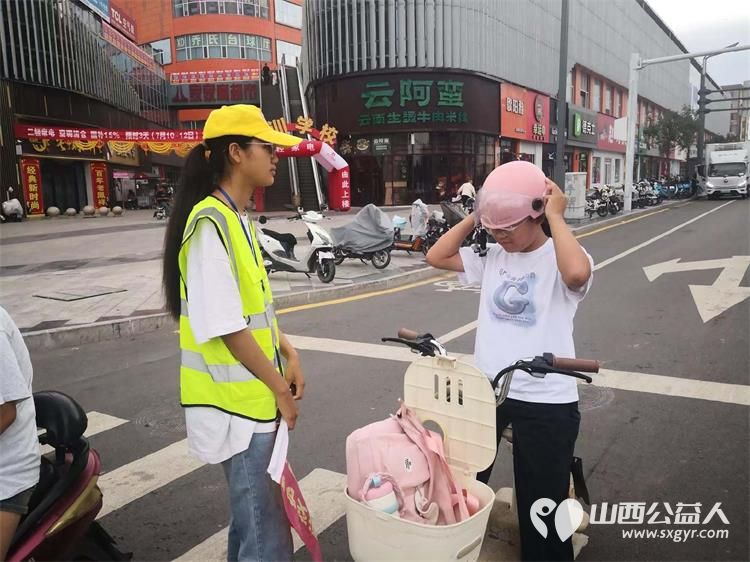 路口微光显担当文水青年志愿者绘就文明风景线----文水县爱心帮扶志愿者协会志愿者们分别值守文水县兴华路和金亿天街东门车流不息的十字街口维护路口通行秩序引导市民文明安全出行 - 第6张 - 山西公益人 路口微光显担当文水青年志愿者绘就文明风景线----文水县爱心帮扶志愿者协会志愿者们分别值守文水县兴华路和金亿天街东门车流不息的十字街口维护路口通行秩序引导市民文明安全出行 - 第6张