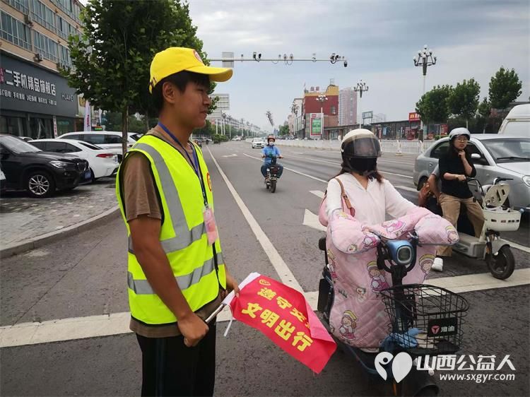 路口微光显担当文水青年志愿者绘就文明风景线----文水县爱心帮扶志愿者协会志愿者们分别值守文水县兴华路和金亿天街东门车流不息的十字街口维护路口通行秩序引导市民文明安全出行 - 第4张 - 山西公益人 路口微光显担当文水青年志愿者绘就文明风景线----文水县爱心帮扶志愿者协会志愿者们分别值守文水县兴华路和金亿天街东门车流不息的十字街口维护路口通行秩序引导市民文明安全出行 - 第4张