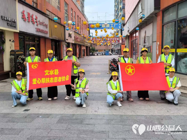 路口微光显担当文水青年志愿者绘就文明风景线----文水县爱心帮扶志愿者协会志愿者们分别值守文水县兴华路和金亿天街东门车流不息的十字街口维护路口通行秩序引导市民文明安全出行 - 第1张 - 山西公益人 路口微光显担当文水青年志愿者绘就文明风景线----文水县爱心帮扶志愿者协会志愿者们分别值守文水县兴华路和金亿天街东门车流不息的十字街口维护路口通行秩序引导市民文明安全出行 - 第1张