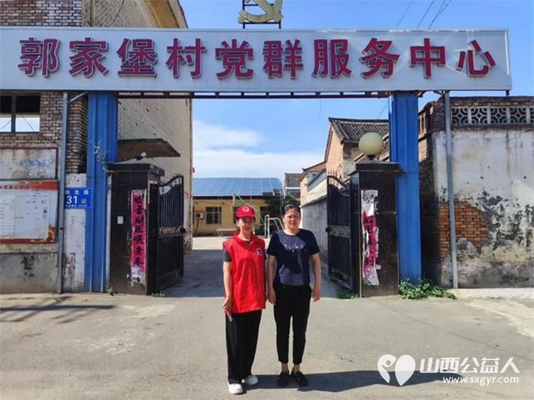 长治市潞城区正能量公益协会志愿者走进郭家堡村慰问老党员生活困难户给他们送上生活必需品白面和食用油 - 第1张
