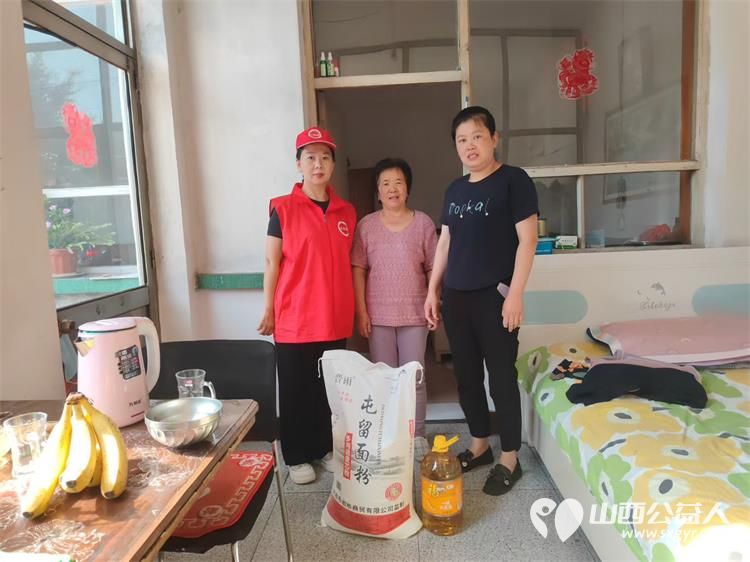长治市潞城区正能量公益协会志愿者走进郭家堡村慰问老党员生活困难户给他们送上生活必需品白面和食用油 - 第5张