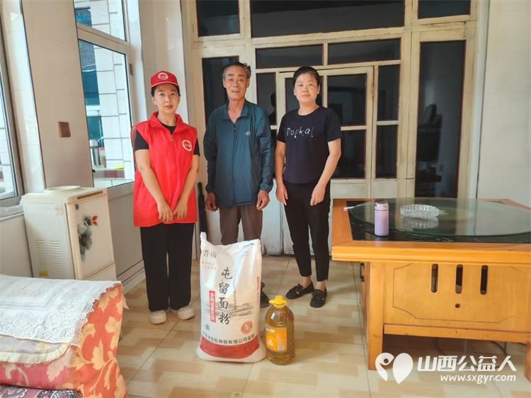 长治市潞城区正能量公益协会志愿者走进郭家堡村慰问老党员生活困难户给他们送上生活必需品白面和食用油 - 第2张
