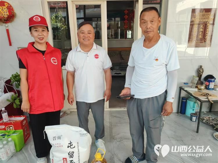 长治市潞城区正能量公益协会志愿者走进郭家堡村慰问老党员生活困难户给他们送上生活必需品白面和食用油 - 第3张