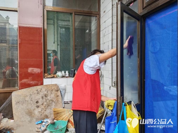 介休市敬老协会走进洪山镇西湛泉村入户探访特困老人西湛泉村85岁郭凌宝为老人打扫室内外卫生刷洗锅碗瓢盆洗衣服做饭包饺子 - 第6张 - 山西公益人 介休市敬老协会走进洪山镇西湛泉村入户探访特困老人西湛泉村85岁郭凌宝为老人打扫室内外卫生刷洗锅碗瓢盆洗衣服做饭包饺子 - 第6张
