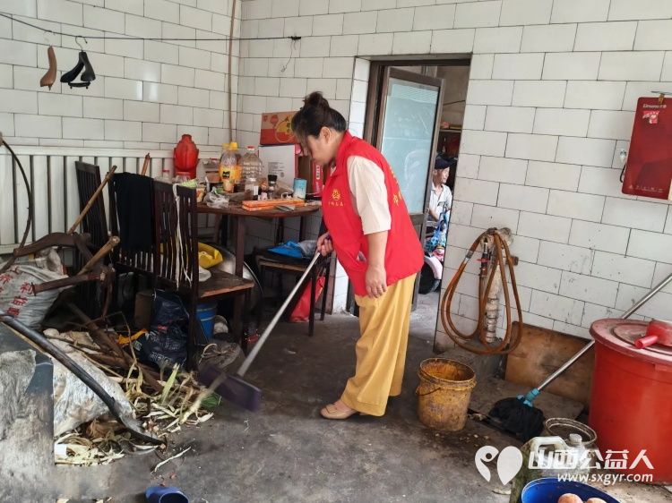 介休市敬老协会走进洪山镇西湛泉村入户探访特困老人西湛泉村85岁郭凌宝为老人打扫室内外卫生刷洗锅碗瓢盆洗衣服做饭包饺子 - 第15张 - 山西公益人 介休市敬老协会走进洪山镇西湛泉村入户探访特困老人西湛泉村85岁郭凌宝为老人打扫室内外卫生刷洗锅碗瓢盆洗衣服做饭包饺子 - 第15张