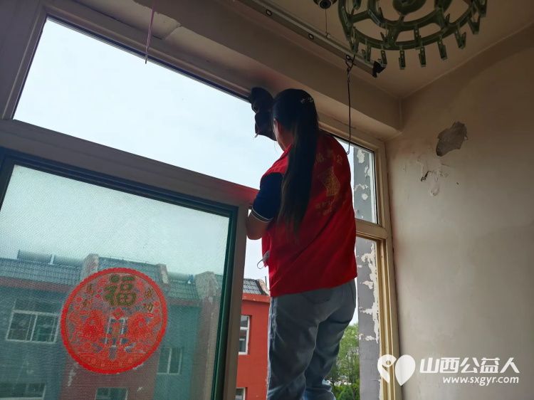 介休市敬老协会组织志愿者走进龙凤镇张壁村入户探访特困老人83岁郑来保为老人打扫室内外卫生刷洗锅碗瓢盆洗衣服做饭包饺子 - 第5张 - 山西公益人 介休市敬老协会组织志愿者走进龙凤镇张壁村入户探访特困老人83岁郑来保为老人打扫室内外卫生刷洗锅碗瓢盆洗衣服做饭包饺子 - 第5张
