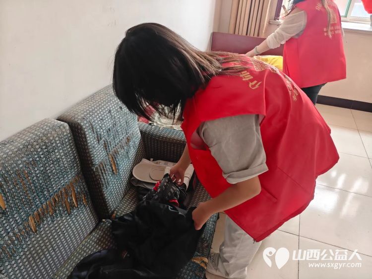 介休市敬老协会组织志愿者走进龙凤镇张壁村入户探访特困老人83岁郑来保为老人打扫室内外卫生刷洗锅碗瓢盆洗衣服做饭包饺子 - 第11张 - 山西公益人 介休市敬老协会组织志愿者走进龙凤镇张壁村入户探访特困老人83岁郑来保为老人打扫室内外卫生刷洗锅碗瓢盆洗衣服做饭包饺子 - 第11张