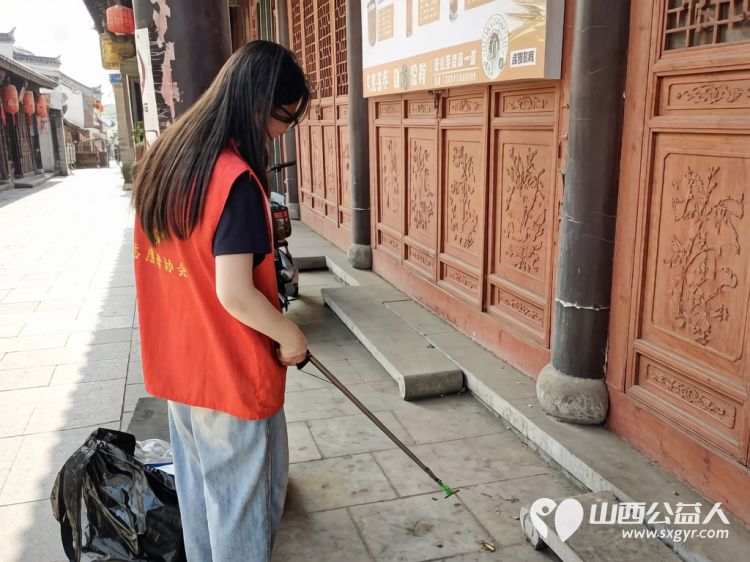 洁净家园共行动文明新风暖人心----介休市彦博路社区志愿者协会开展环境卫生清扫志愿服务活动倡导居民共同参与家园环境治理 - 第2张