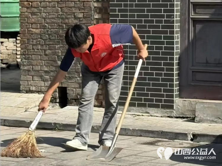 洁净家园共行动文明新风暖人心----介休市彦博路社区志愿者协会开展环境卫生清扫志愿服务活动倡导居民共同参与家园环境治理 - 第4张