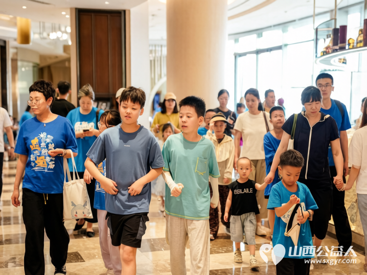 太原市儿童友好促进会儿童公益专委会组织儿童志愿者为冒着酷暑工作的环卫工人带来一丝清凉 - 第11张 - 山西公益人 太原市儿童友好促进会儿童公益专委会组织儿童志愿者为冒着酷暑工作的环卫工人带来一丝清凉 - 第11张