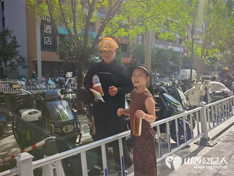 太原市儿童友好促进会儿童公益专委会组织儿童志愿者为冒着酷暑工作的环卫工人带来一丝清凉 - 第5张 - 山西公益人 太原市儿童友好促进会儿童公益专委会组织儿童志愿者为冒着酷暑工作的环卫工人带来一丝清凉 - 第5张