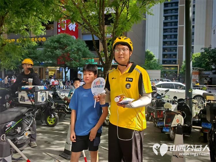 太原市儿童友好促进会儿童公益专委会组织儿童志愿者为冒着酷暑工作的环卫工人带来一丝清凉 - 第6张 - 山西公益人 太原市儿童友好促进会儿童公益专委会组织儿童志愿者为冒着酷暑工作的环卫工人带来一丝清凉 - 第6张