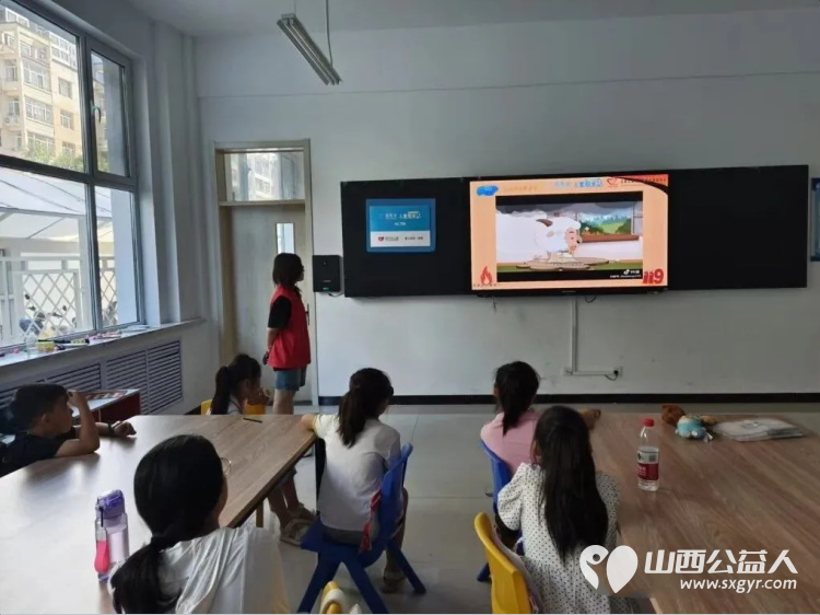 消防科普进站点安全知识伴童行----吕梁市离石区青年志愿者协会开展消防安全科普主题活动志愿者通过知识讲解带领孩子们解锁消防常识在玩乐中把安全知识记在心间 - 第4张 - 山西公益人 消防科普进站点安全知识伴童行----吕梁市离石区青年志愿者协会开展消防安全科普主题活动志愿者通过知识讲解带领孩子们解锁消防常识在玩乐中把安全知识记在心间 - 第4张