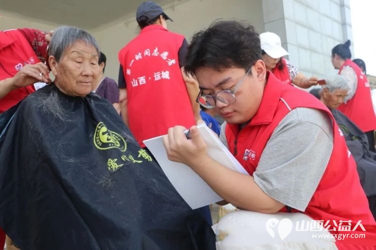 志愿暖界村义剪义诊送到家----盐湖区志愿者协会组织志愿者走进东郭镇界村服务乡村老人义剪义诊为助力乡村振兴增进民生福祉持续贡献志愿力量 - 第10张