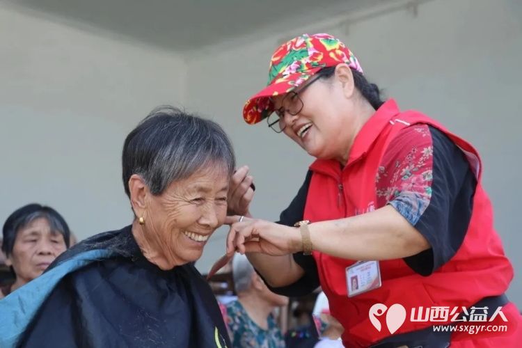 志愿暖界村义剪义诊送到家----盐湖区志愿者协会组织志愿者走进东郭镇界村服务乡村老人义剪义诊为助力乡村振兴增进民生福祉持续贡献志愿力量 - 第7张