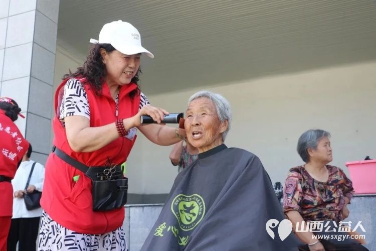 志愿暖界村义剪义诊送到家----盐湖区志愿者协会组织志愿者走进东郭镇界村服务乡村老人义剪义诊为助力乡村振兴增进民生福祉持续贡献志愿力量 - 第4张