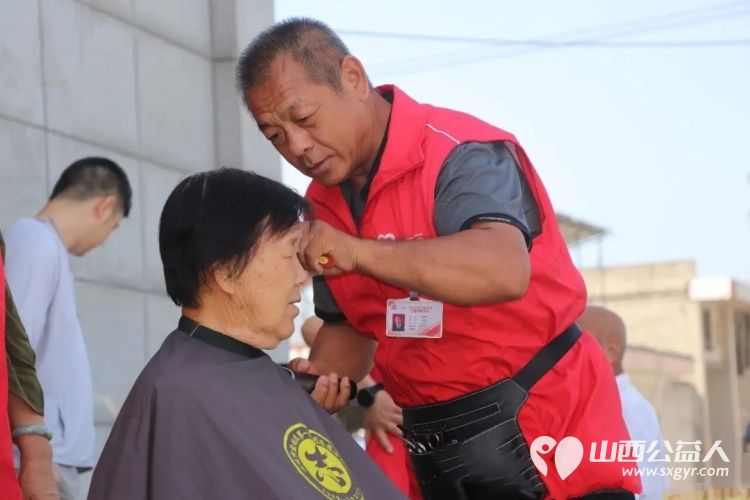 志愿暖界村义剪义诊送到家----盐湖区志愿者协会组织志愿者走进东郭镇界村服务乡村老人义剪义诊为助力乡村振兴增进民生福祉持续贡献志愿力量 - 第5张