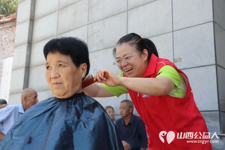 志愿暖界村义剪义诊送到家----盐湖区志愿者协会组织志愿者走进东郭镇界村服务乡村老人义剪义诊为助力乡村振兴增进民生福祉持续贡献志愿力量 - 第3张