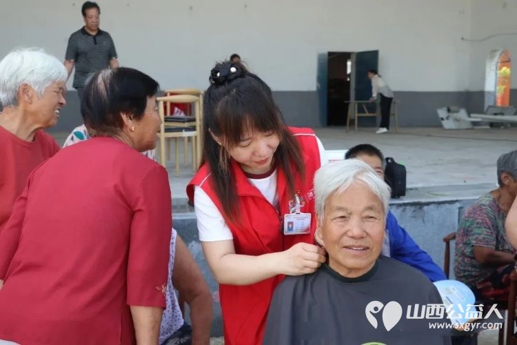 志愿暖界村义剪义诊送到家----盐湖区志愿者协会组织志愿者走进东郭镇界村服务乡村老人义剪义诊为助力乡村振兴增进民生福祉持续贡献志愿力量 - 第2张