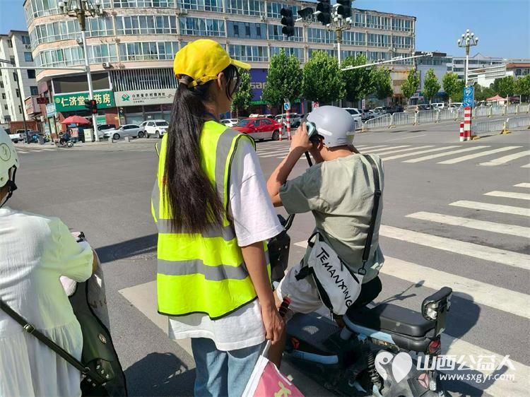 文水县爱心帮扶志愿者协会突击队的志愿者值守东门红绿灯下疏导交通维护通行秩序现场劝导市民文明出行愿大家自觉养成防护习惯平安出行 - 第2张 - 山西公益人 文水县爱心帮扶志愿者协会突击队的志愿者值守东门红绿灯下疏导交通维护通行秩序现场劝导市民文明出行愿大家自觉养成防护习惯平安出行 - 第2张