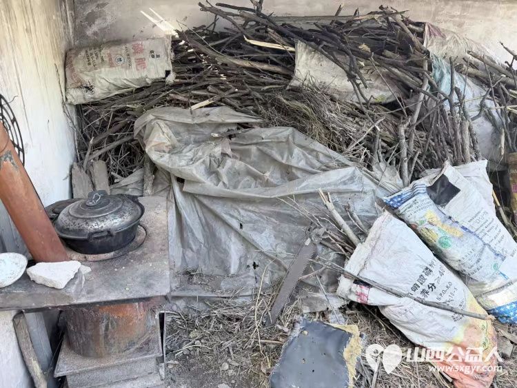 一缕夏日温情守护乡间孤老----长治圆梦公益志愿者奔赴沁县徐村、清河村开启专项敬老公益活动走访8户特殊孤寡困难老人用米面粮油被褥衣物与长久陪伴为长者送去夏日暖意 - 第34张 - 山西公益人 一缕夏日温情守护乡间孤老----长治圆梦公益志愿者奔赴沁县徐村、清河村开启专项敬老公益活动走访8户特殊孤寡困难老人用米面粮油被褥衣物与长久陪伴为长者送去夏日暖意 - 第34张