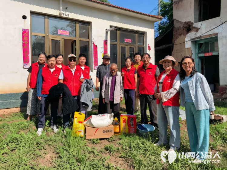 一缕夏日温情守护乡间孤老----长治圆梦公益志愿者奔赴沁县徐村、清河村开启专项敬老公益活动走访8户特殊孤寡困难老人用米面粮油被褥衣物与长久陪伴为长者送去夏日暖意 - 第7张 - 山西公益人 一缕夏日温情守护乡间孤老----长治圆梦公益志愿者奔赴沁县徐村、清河村开启专项敬老公益活动走访8户特殊孤寡困难老人用米面粮油被褥衣物与长久陪伴为长者送去夏日暖意 - 第7张