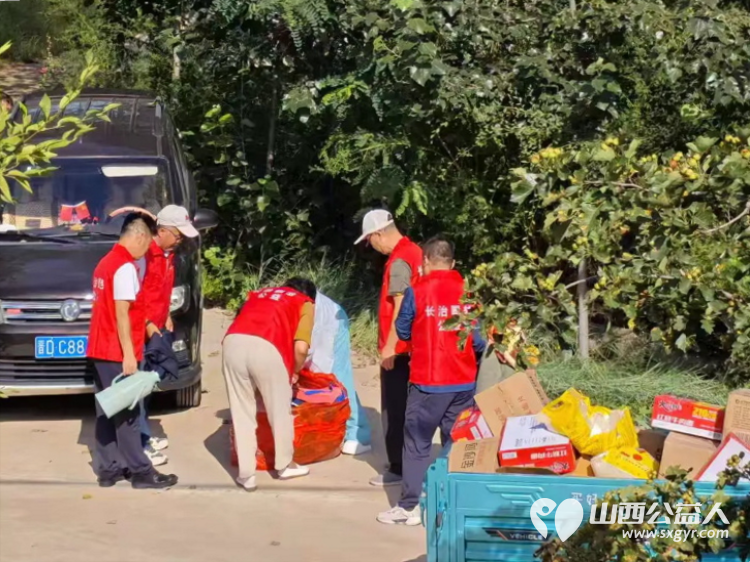 一缕夏日温情守护乡间孤老----长治圆梦公益志愿者奔赴沁县徐村、清河村开启专项敬老公益活动走访8户特殊孤寡困难老人用米面粮油被褥衣物与长久陪伴为长者送去夏日暖意 - 第13张 - 山西公益人 一缕夏日温情守护乡间孤老----长治圆梦公益志愿者奔赴沁县徐村、清河村开启专项敬老公益活动走访8户特殊孤寡困难老人用米面粮油被褥衣物与长久陪伴为长者送去夏日暖意 - 第13张