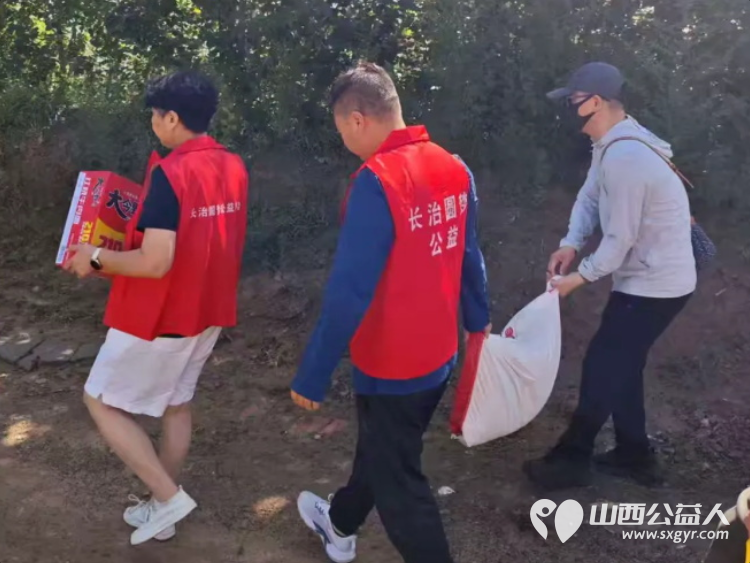 一缕夏日温情守护乡间孤老----长治圆梦公益志愿者奔赴沁县徐村、清河村开启专项敬老公益活动走访8户特殊孤寡困难老人用米面粮油被褥衣物与长久陪伴为长者送去夏日暖意 - 第10张 - 山西公益人 一缕夏日温情守护乡间孤老----长治圆梦公益志愿者奔赴沁县徐村、清河村开启专项敬老公益活动走访8户特殊孤寡困难老人用米面粮油被褥衣物与长久陪伴为长者送去夏日暖意 - 第10张