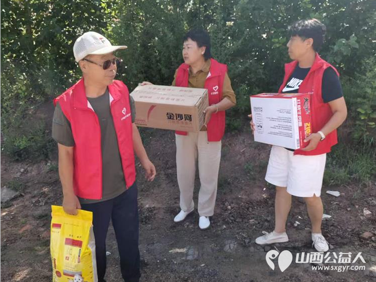 一缕夏日温情守护乡间孤老----长治圆梦公益志愿者奔赴沁县徐村、清河村开启专项敬老公益活动走访8户特殊孤寡困难老人用米面粮油被褥衣物与长久陪伴为长者送去夏日暖意 - 第9张 - 山西公益人 一缕夏日温情守护乡间孤老----长治圆梦公益志愿者奔赴沁县徐村、清河村开启专项敬老公益活动走访8户特殊孤寡困难老人用米面粮油被褥衣物与长久陪伴为长者送去夏日暖意 - 第9张