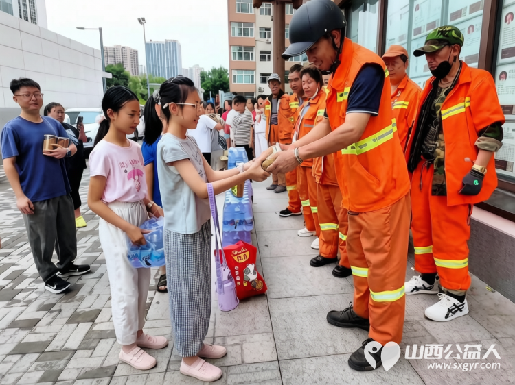 省一天零用钱送环卫工人一份清凉----小店区营盘街道南内环街二社区“营在未来”未成年人暑期实践主题活动 - 第17张 - 山西公益人 省一天零用钱送环卫工人一份清凉----小店区营盘街道南内环街二社区“营在未来”未成年人暑期实践主题活动 - 第17张