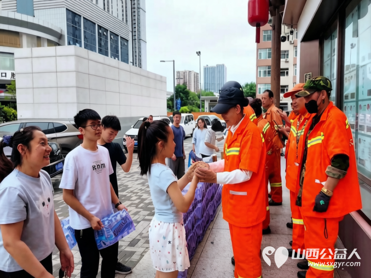 省一天零用钱送环卫工人一份清凉----小店区营盘街道南内环街二社区“营在未来”未成年人暑期实践主题活动 - 第5张 - 山西公益人 省一天零用钱送环卫工人一份清凉----小店区营盘街道南内环街二社区“营在未来”未成年人暑期实践主题活动 - 第5张