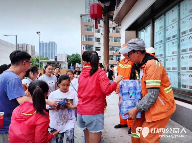 省一天零用钱送环卫工人一份清凉----小店区营盘街道南内环街二社区“营在未来”未成年人暑期实践主题活动 - 第14张 - 山西公益人 省一天零用钱送环卫工人一份清凉----小店区营盘街道南内环街二社区“营在未来”未成年人暑期实践主题活动 - 第14张