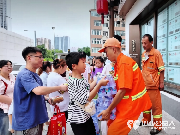 省一天零用钱送环卫工人一份清凉----小店区营盘街道南内环街二社区“营在未来”未成年人暑期实践主题活动 - 第12张 - 山西公益人 省一天零用钱送环卫工人一份清凉----小店区营盘街道南内环街二社区“营在未来”未成年人暑期实践主题活动 - 第12张