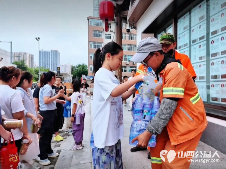 省一天零用钱送环卫工人一份清凉----小店区营盘街道南内环街二社区“营在未来”未成年人暑期实践主题活动 - 第11张 - 山西公益人 省一天零用钱送环卫工人一份清凉----小店区营盘街道南内环街二社区“营在未来”未成年人暑期实践主题活动 - 第11张