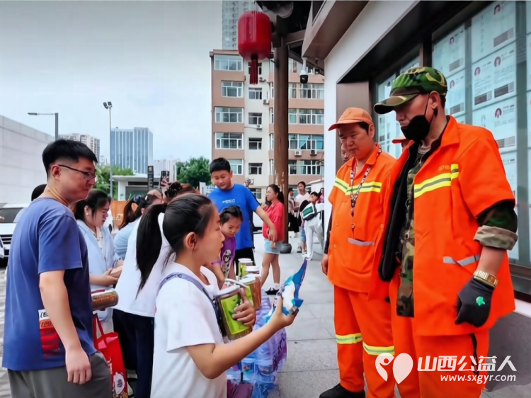 省一天零用钱送环卫工人一份清凉----小店区营盘街道南内环街二社区“营在未来”未成年人暑期实践主题活动 - 第10张 - 山西公益人 省一天零用钱送环卫工人一份清凉----小店区营盘街道南内环街二社区“营在未来”未成年人暑期实践主题活动 - 第10张