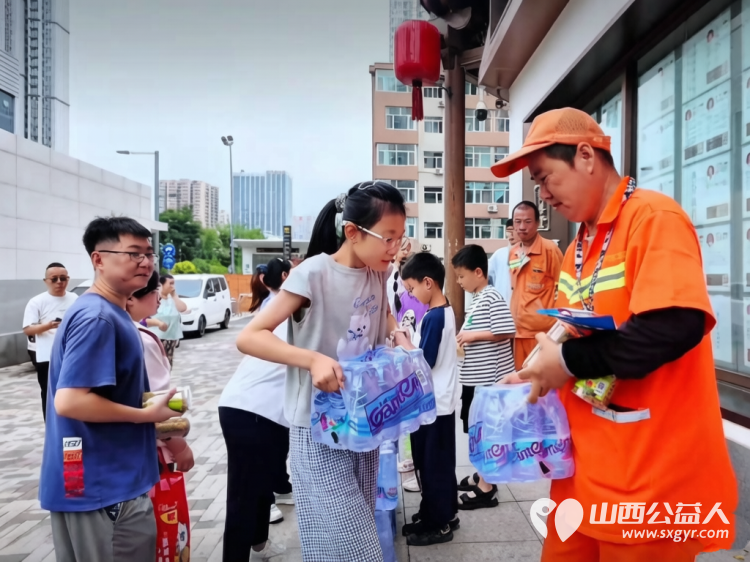 省一天零用钱送环卫工人一份清凉----小店区营盘街道南内环街二社区“营在未来”未成年人暑期实践主题活动 - 第9张 - 山西公益人 省一天零用钱送环卫工人一份清凉----小店区营盘街道南内环街二社区“营在未来”未成年人暑期实践主题活动 - 第9张