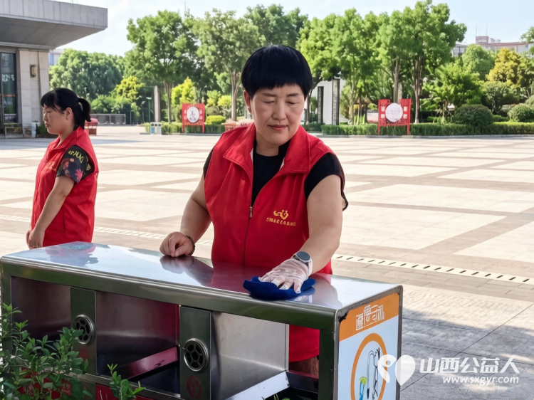 志愿点亮高铁窗口文明护航温馨旅途----忻州市爱心公益协会组织40余名志愿者齐聚忻州高铁站广场开展综合文明志愿服务行动 - 第14张 - 山西公益人 志愿点亮高铁窗口文明护航温馨旅途----忻州市爱心公益协会组织40余名志愿者齐聚忻州高铁站广场开展综合文明志愿服务行动 - 第14张