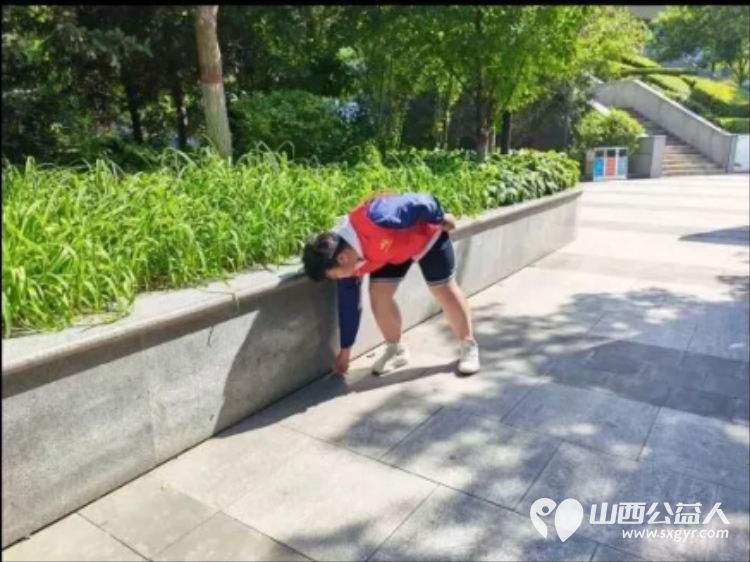 志愿点亮高铁窗口文明护航温馨旅途----忻州市爱心公益协会组织40余名志愿者齐聚忻州高铁站广场开展综合文明志愿服务行动 - 第6张 - 山西公益人 志愿点亮高铁窗口文明护航温馨旅途----忻州市爱心公益协会组织40余名志愿者齐聚忻州高铁站广场开展综合文明志愿服务行动 - 第6张