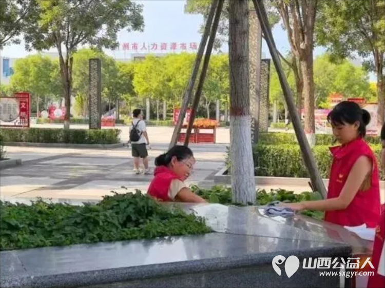 志愿点亮高铁窗口文明护航温馨旅途----忻州市爱心公益协会组织40余名志愿者齐聚忻州高铁站广场开展综合文明志愿服务行动 - 第7张 - 山西公益人 志愿点亮高铁窗口文明护航温馨旅途----忻州市爱心公益协会组织40余名志愿者齐聚忻州高铁站广场开展综合文明志愿服务行动 - 第7张